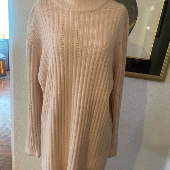Pink sweater with slits on the side - Picture 2 of 3